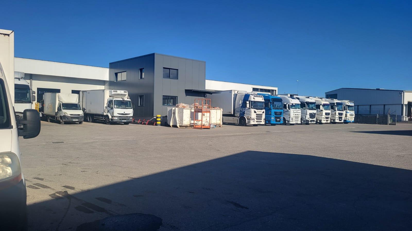 vue camions et entrepôt