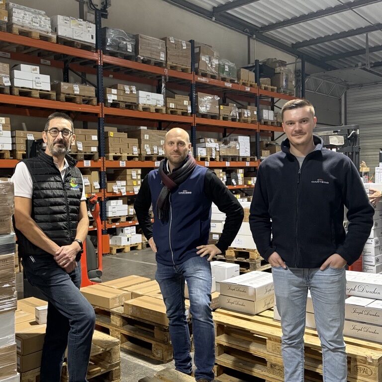 De gauche à droite :
Frédéric Marsaudon, Directeur SAPAM Bourgogne, Frédéric Duréault, Responsable d’Agence DARTESS Bourgogne, et Alban Cailloz, Assistant Exploitation DARTESS Bourgogne