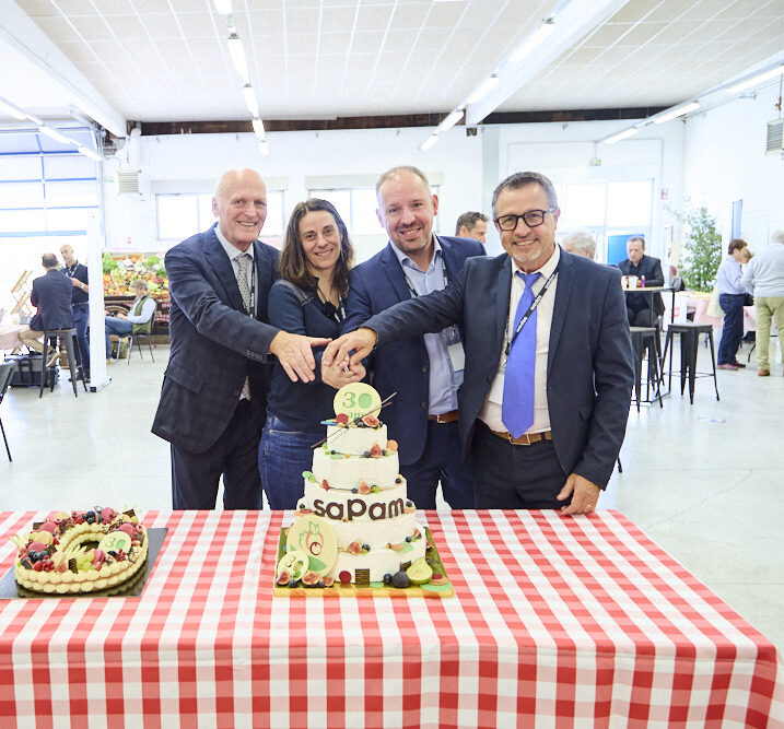 D&eacute;coupe du g&acirc;teau d'anniversaire des 30 ans de SAPAM Mulhouse